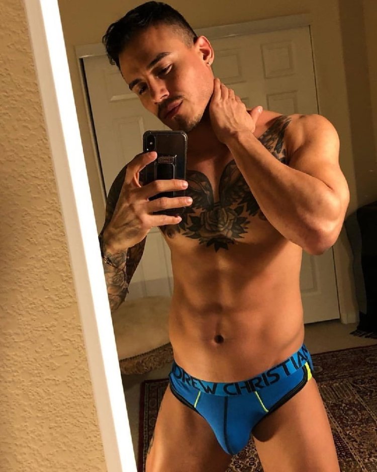 Guys bloggers in shorts