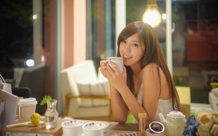 Japanese girl in a cafe
