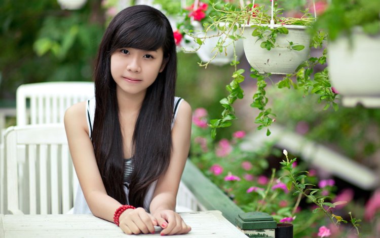 Asian girls in full growth at night