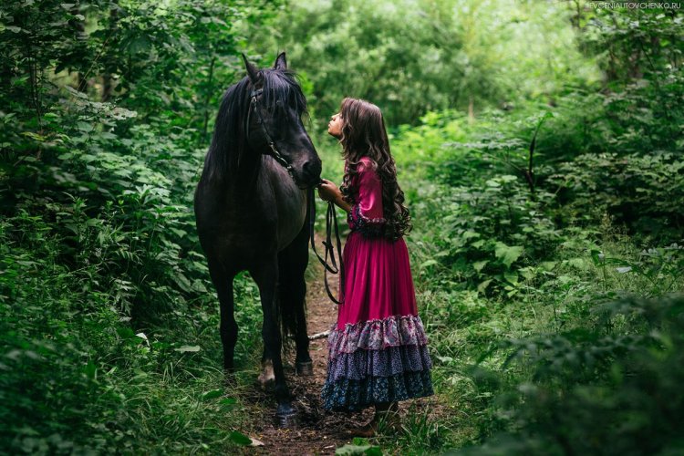 Photo shoot with horses in gypsy dresses