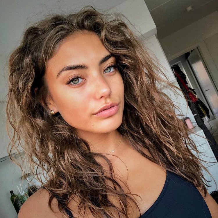 Their natural curls selfie