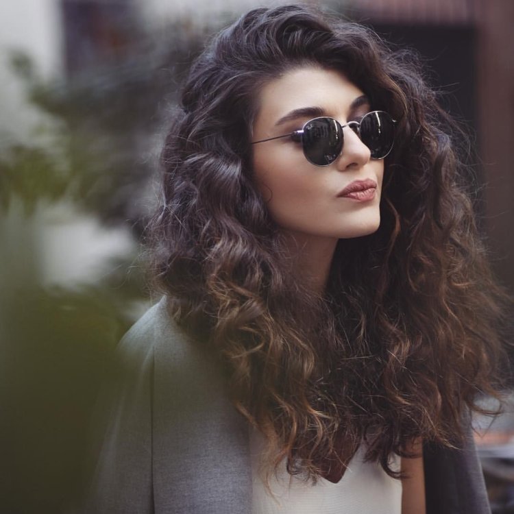 Melissa Asly Pamuk curly bangs