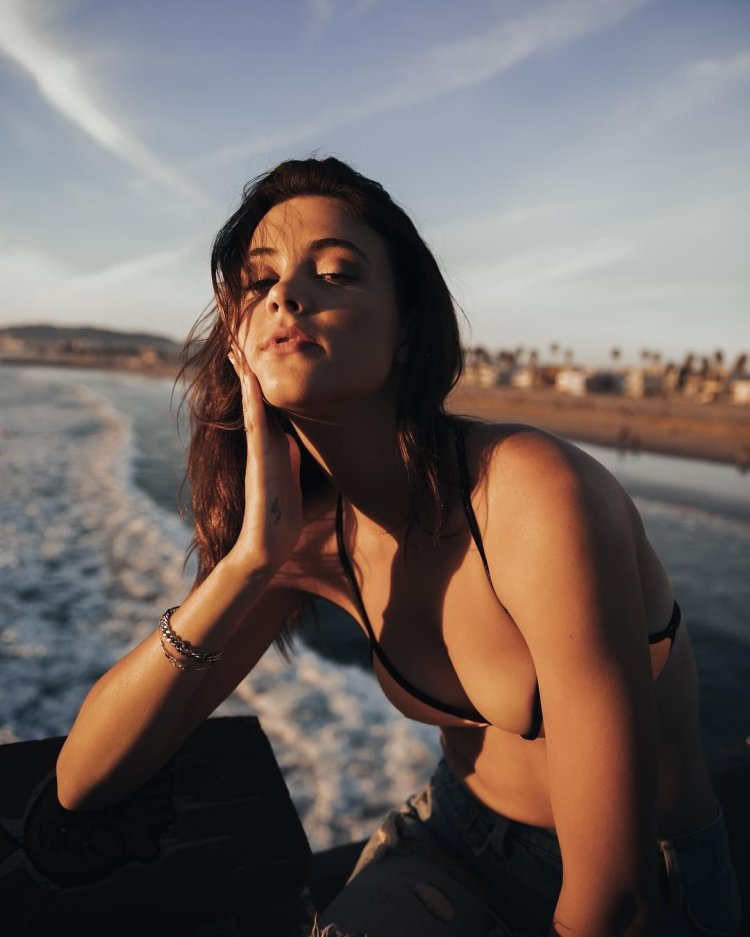 Scourge girl on avu with face