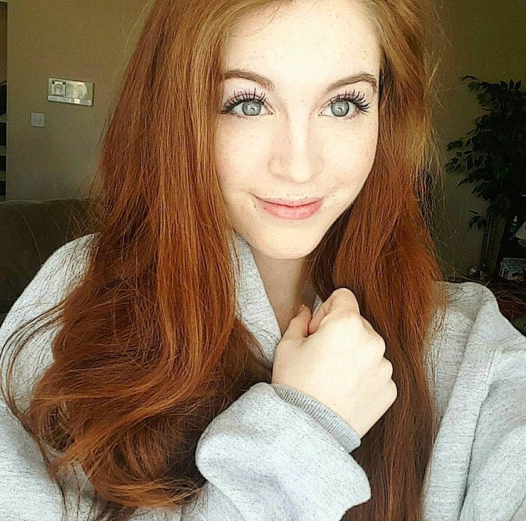 Red -haired selfie girl