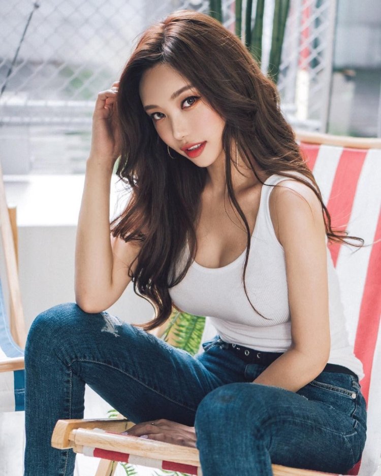 Korean model Ssovely Instagram
