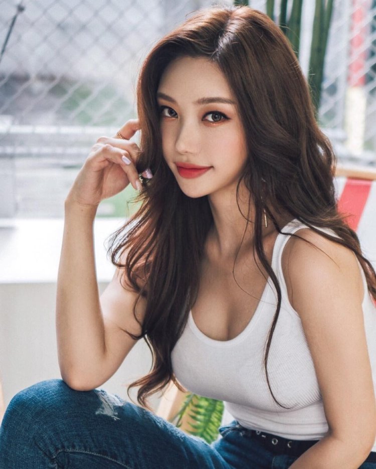 Korean model Ssovely Instagram