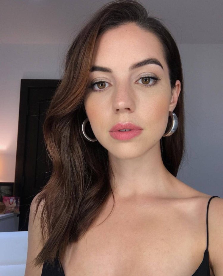 Adelaide Kane hairstyle