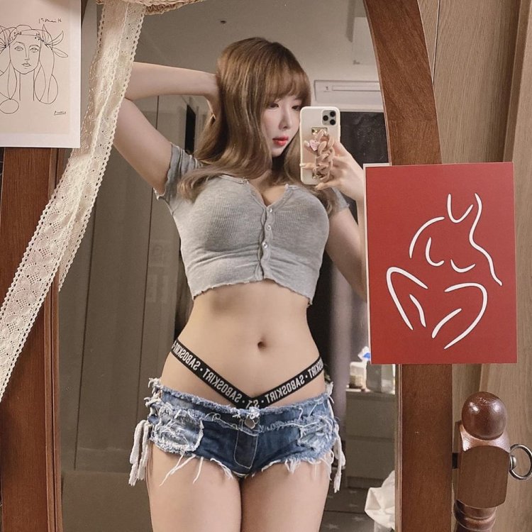 Japanese girls in tight dresses