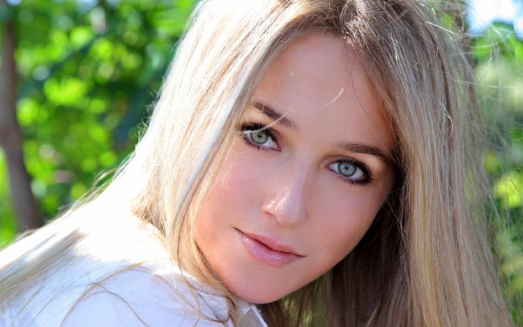 Blue blue -eyed girl