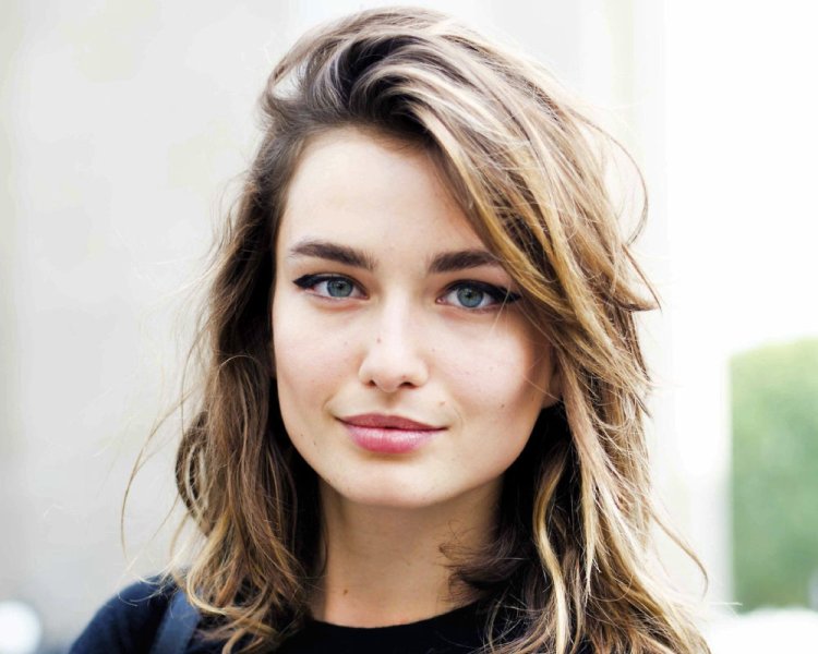 Girl on the shoulders