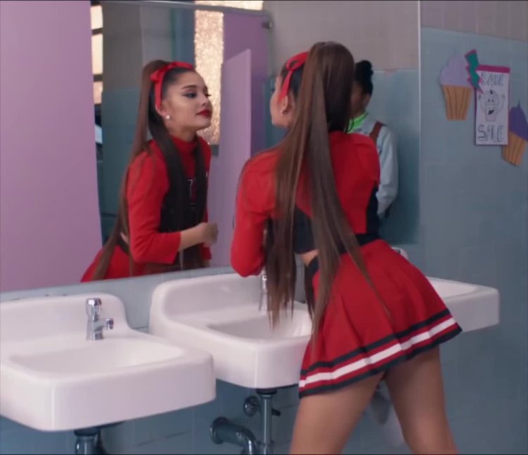 Ariana Grande Lesbian
