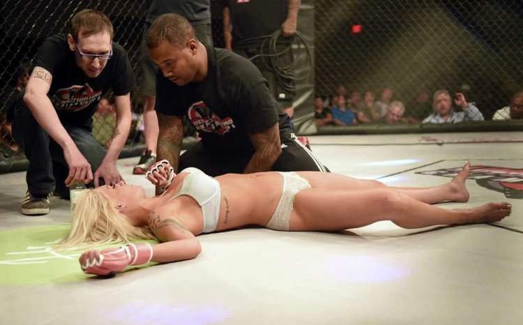 Linderi Finging Chloe Cameron