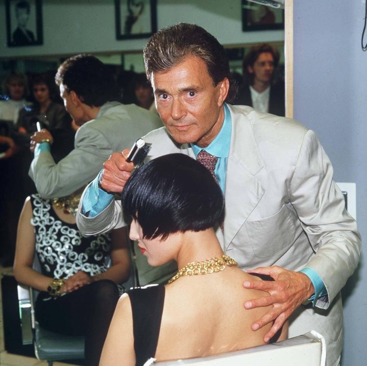 See Sasssun makes a hairstyle