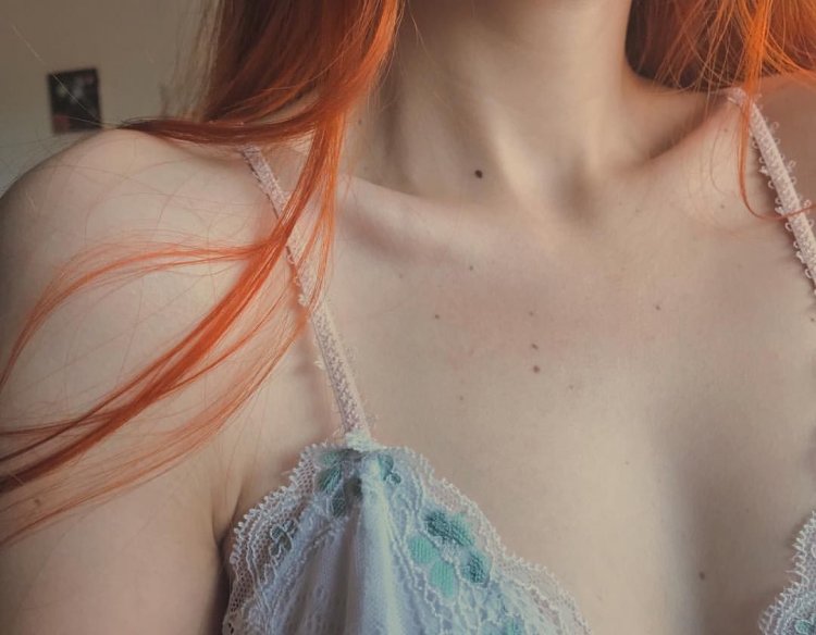 Red -haired girl selfie without face