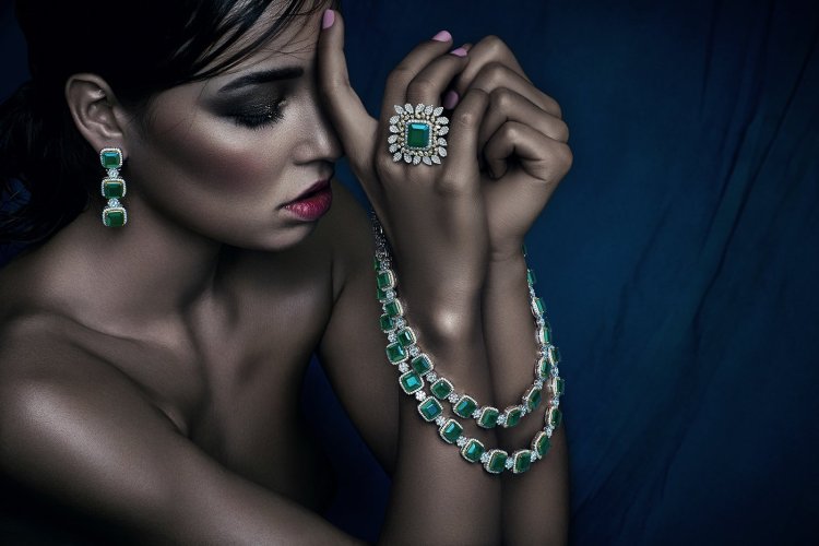 Advertising of jewelry