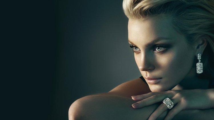 Advertising of jewelry