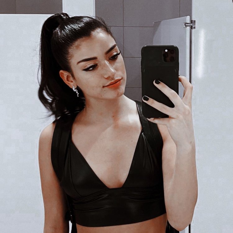 Dixie Damelio Tongue