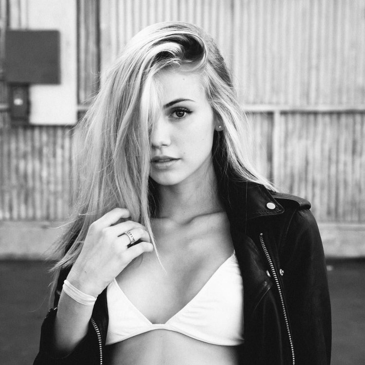 Model Scarlett Leithold Instagram