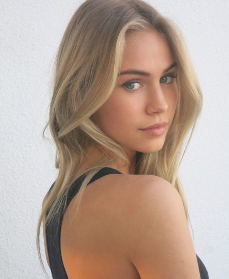 Scarlett Leithold Model