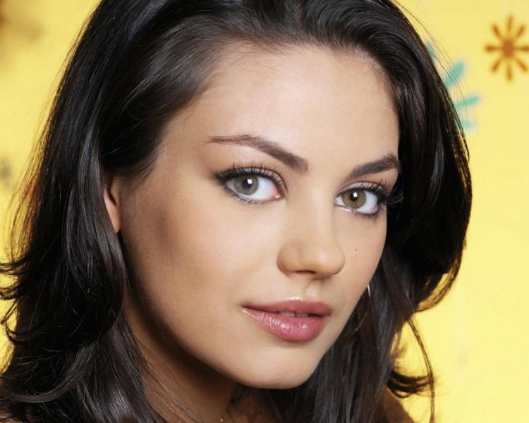 Mila Kunis heterochromia