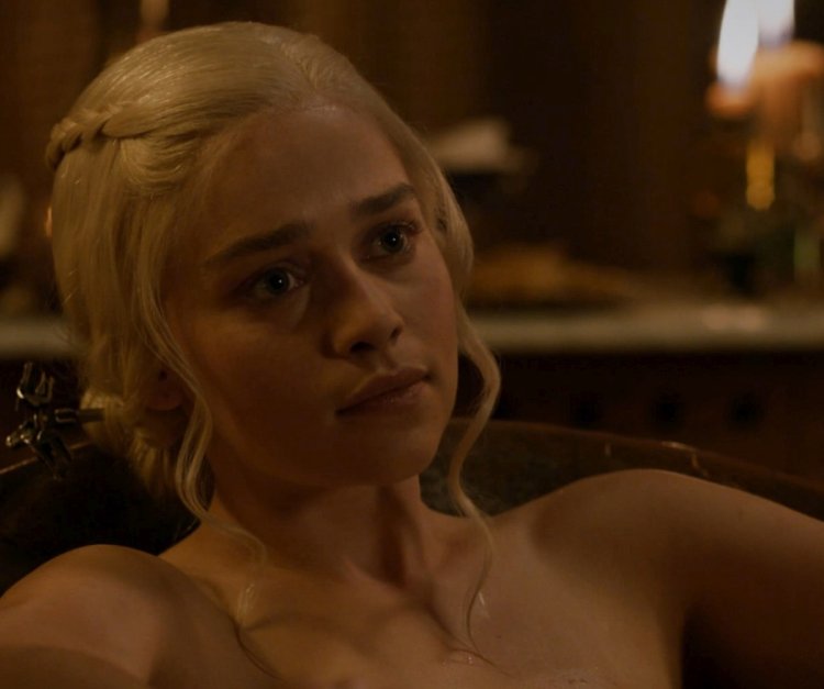 Emilia Clark Daenerys Targaryen 18 +