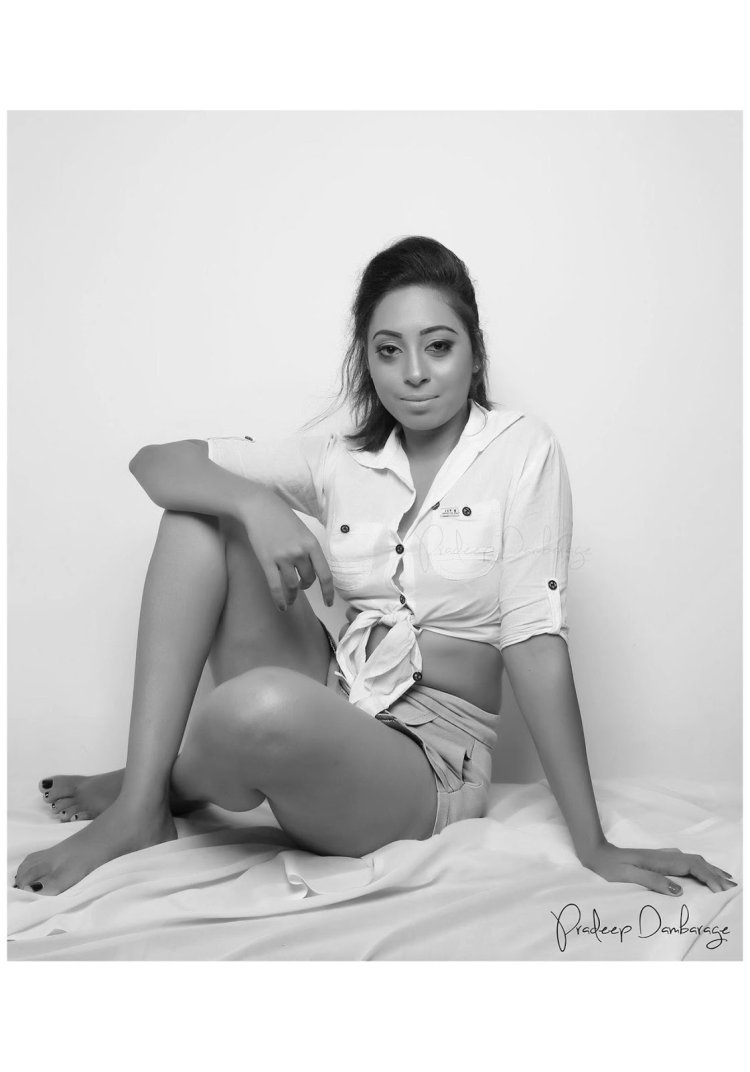 Naked boobs on Sri Lanka