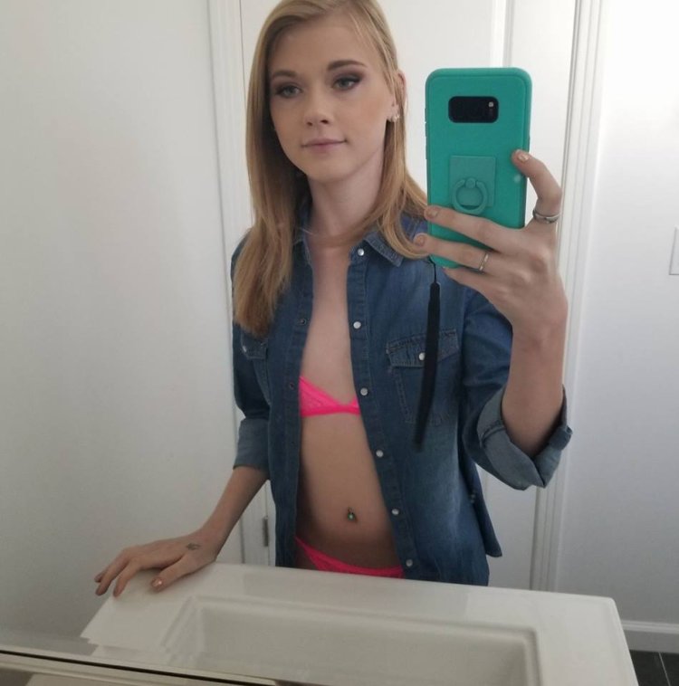 Hannah Hays Selfi