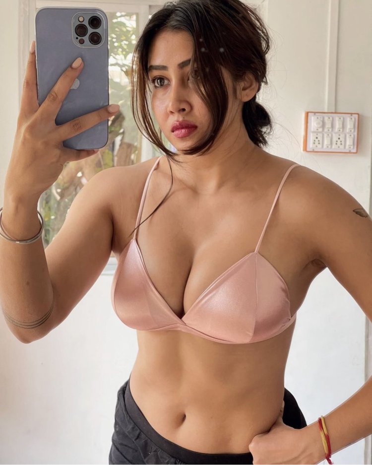 Naked Sofia Ansari+18. India