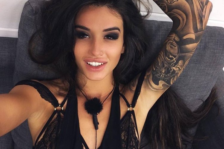 Model Melanie Pavola