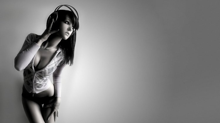 Girl in headphones wallpaper