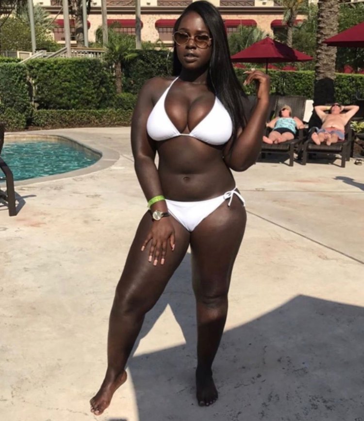 Model plus sazes Ashley Stuart dark -skinned