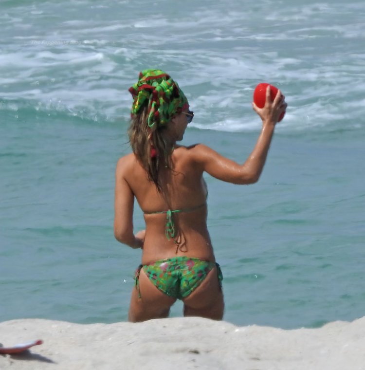 Jessica Alba 2022 on the beach