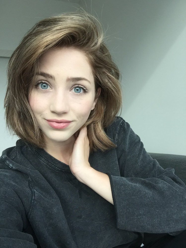 Emily Rudd Selfie