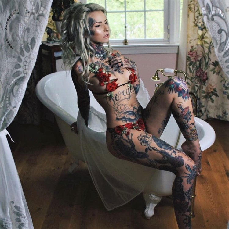 Tattoo model Caroline Grace (Caroline Grace)