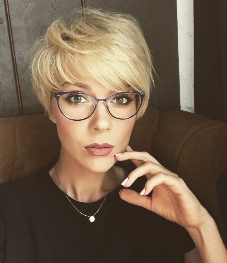Irina Ponarovskaya haircut pixie