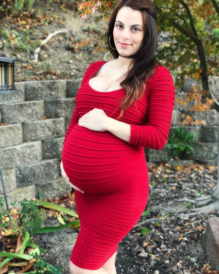 Alex Pearl Pregnant