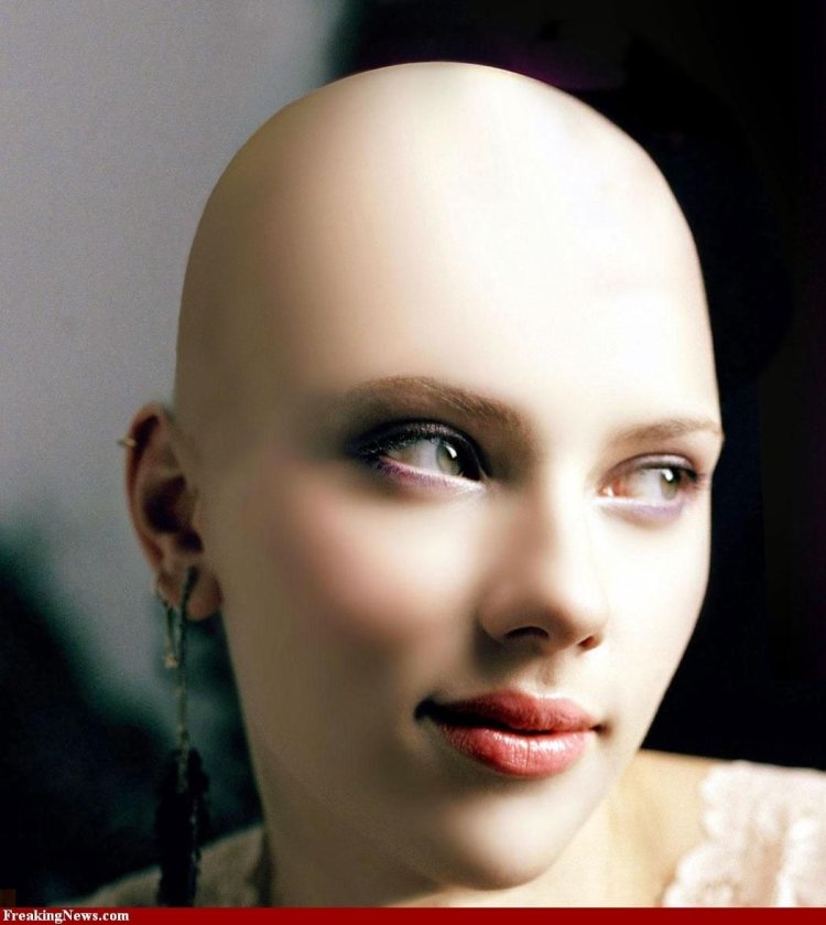 Bald actress Scarlett Johansson
