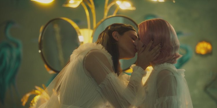 Emma Roberts Paradise hills