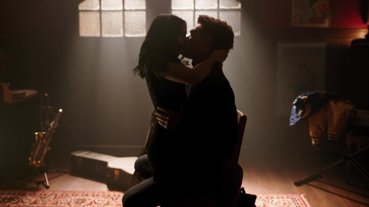 Riverdale Archie and Veronica Kiss