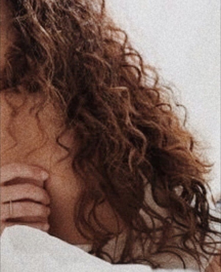 Aesthetics of curly hair girls