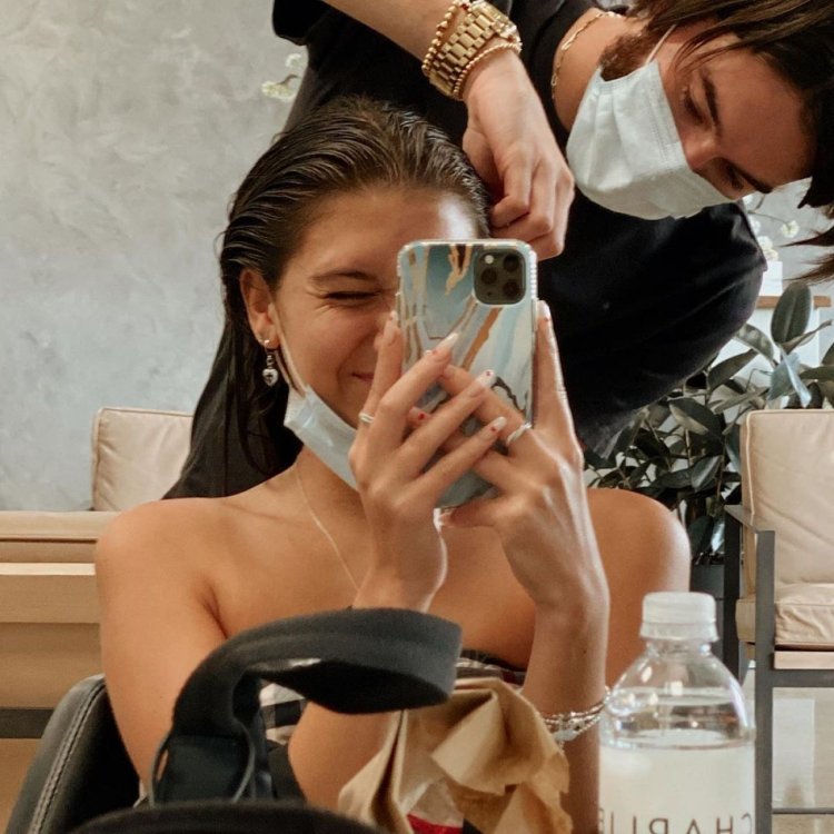 Mads Lewis near the mirror