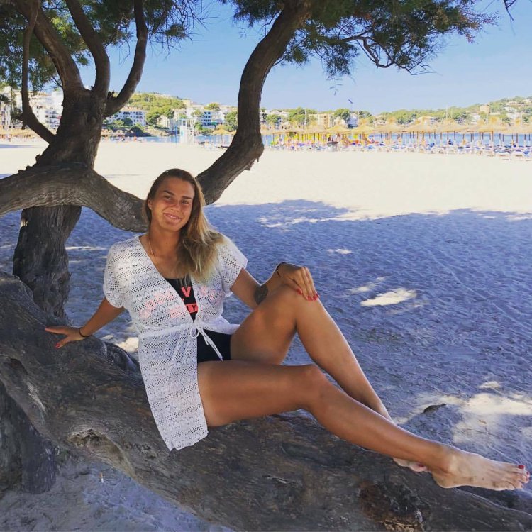 Arina Sobolenko barefoot