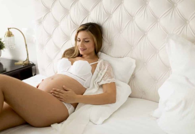 Pregnant photo session in bed