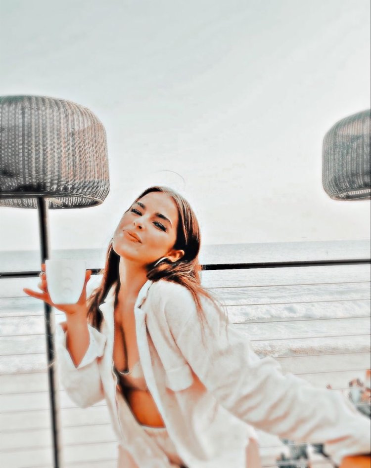 Famous Girl On the Net 31