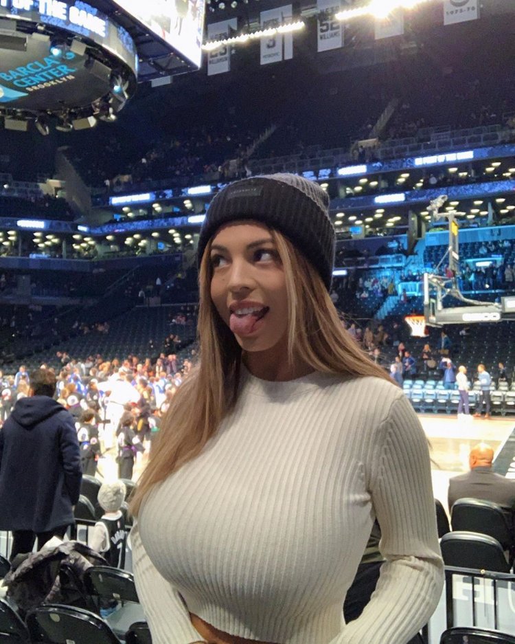 Jessica Ashley Selfie