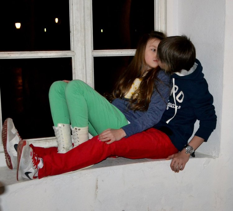 Kiss Dani and Christie