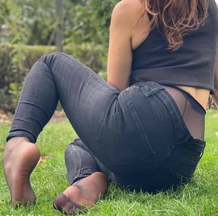 Girls in pantyhose under shorts