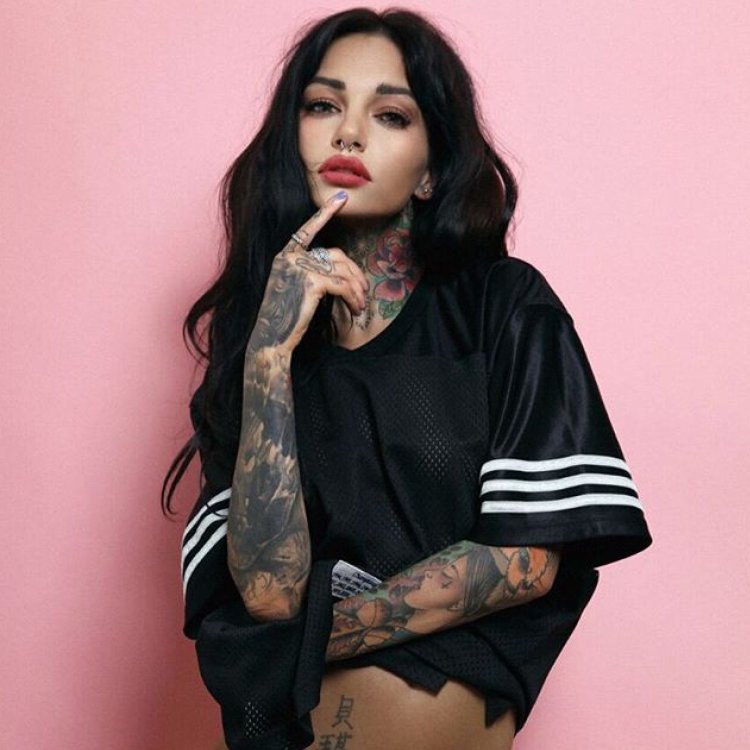 Girls Brunettes with tattoo