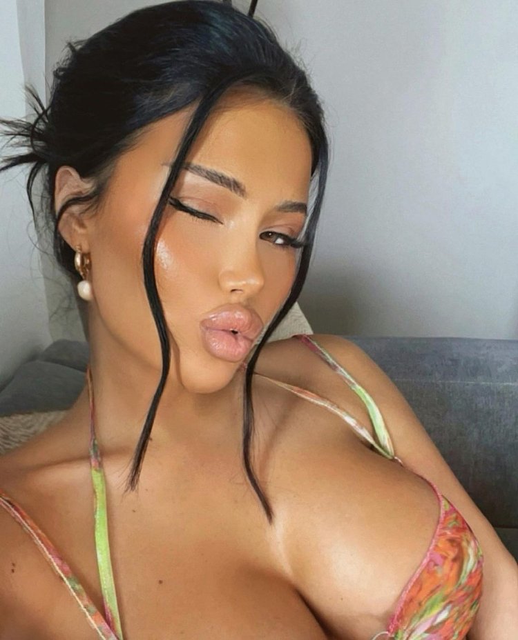 Adele social networks beach