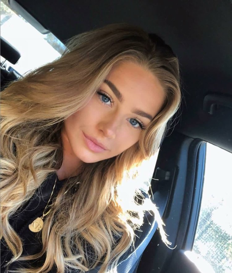 Selfie blondes in the car